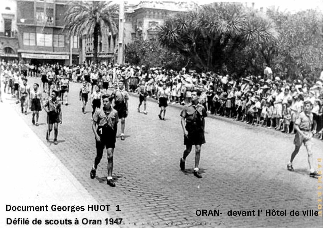 Oran - Place d'Armes - Devant Hetel de Ville - Scouts - 1947.jpg